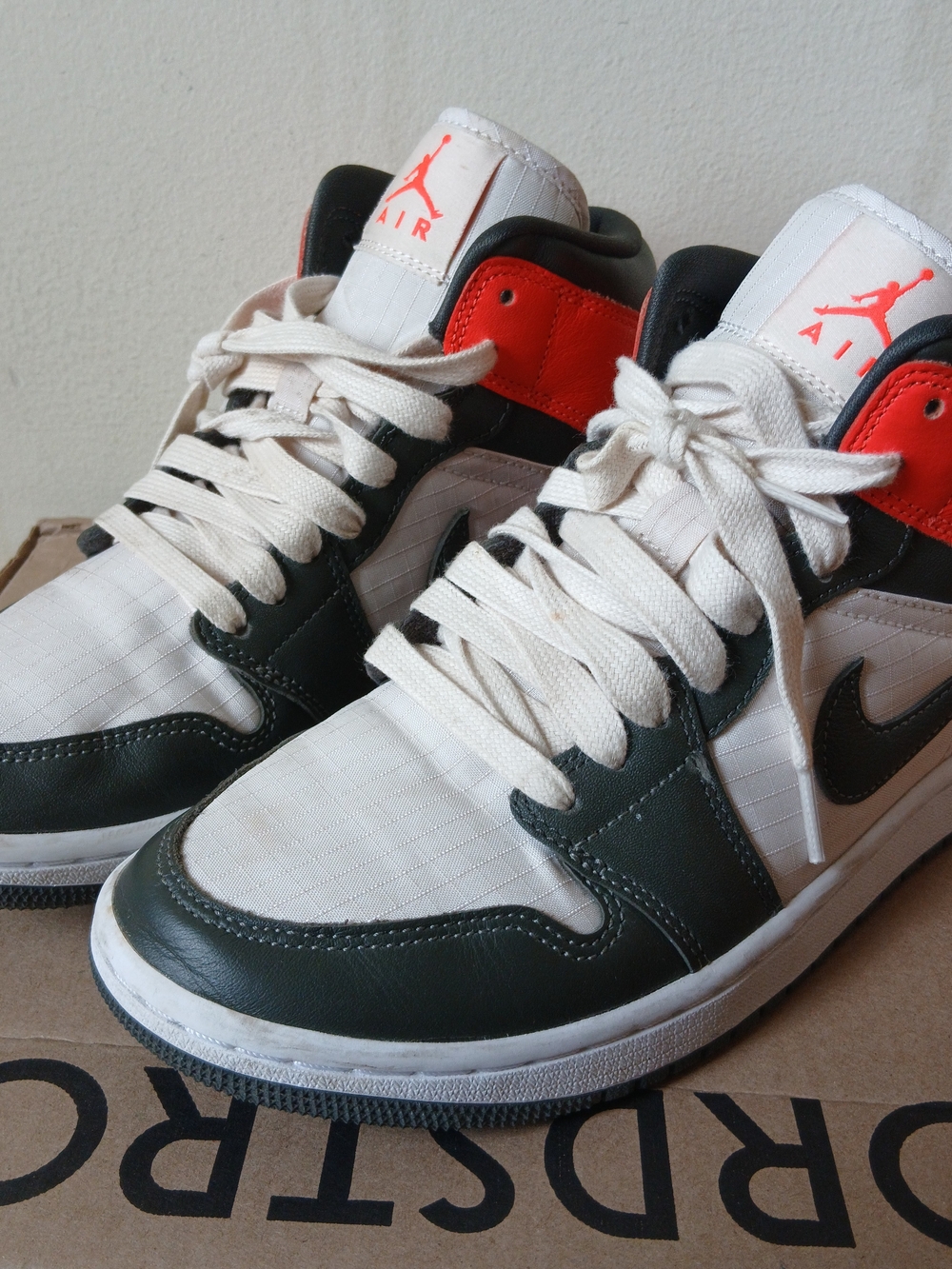 Nike Air Jordan 1 Mid SE "Newsprint" sneakers
